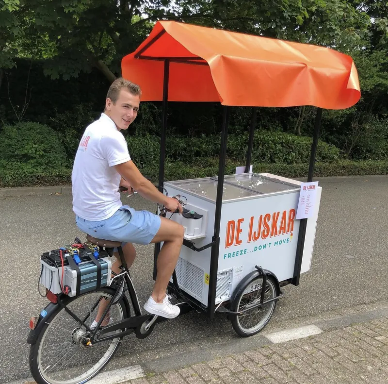 Benjamin op De IJskar, de mobiele ijskar van Fyesta